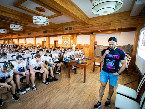 华为鸿蒙5助力三折叠设备支持PC应用