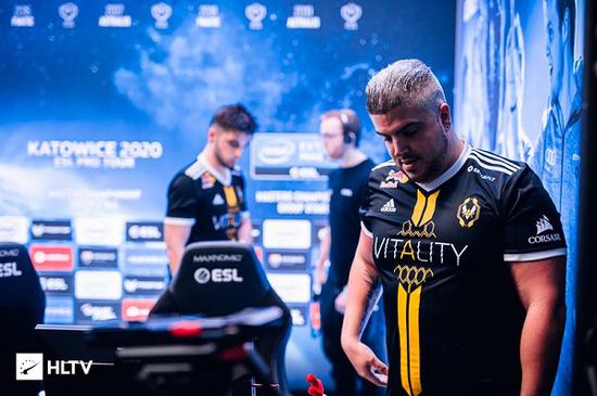 网易新MOBA游戏首发遭遇挑战玩家期待如何回应